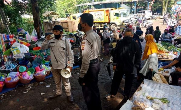 Polisi Ajak Pengunjung dan Pedagang Pasar Tumpah di Pasir Impun untuk Divaksin