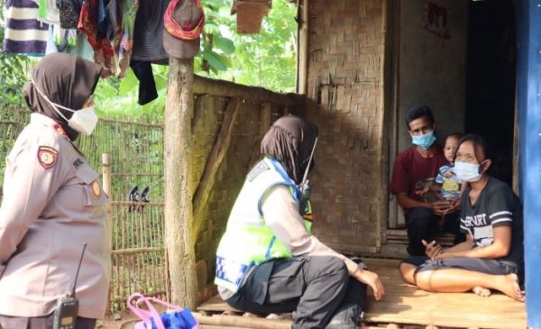 Polisi Beri Bantuan Kepada Batita Penderita Penyakit Hirschsprung di Subang