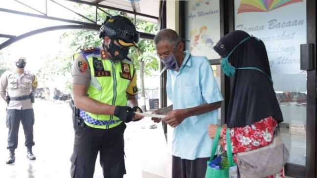 Polisi Berikan Santunan Kepada Kakek Darman Pedagang Asongan yang Sedang Viral