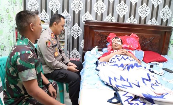 Polisi Bersama Dandim 0616 Jenguk Korban Penganiayaan Terhadap Pimpinan Ponpes An-Nur, KH. Farid Ashr Waddahr