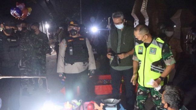 Polisi Imbau Warga Secara Humanis dan Bagikan Masker Saat Patroli Skala Besar Forkopimda