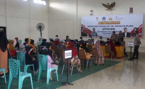 Polisi Monitoring Penyaluran Bantuan Tunai Kepada 6 Ribu Warga Kuningan