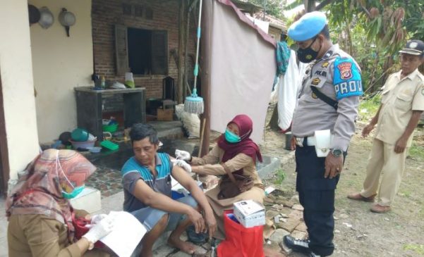 Polisi Monitoring Vaksinasi Secara Stasioner dan Door to Door di Indramayu