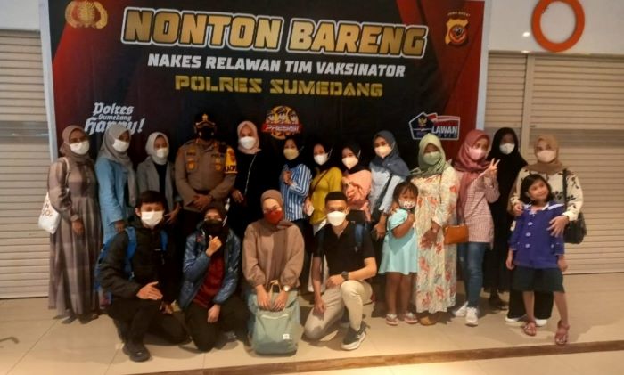 Polisi Nobar Bersama Para Nakes Tim Vaksinator Covid-19 di Mall Asia Plaza Sumedang