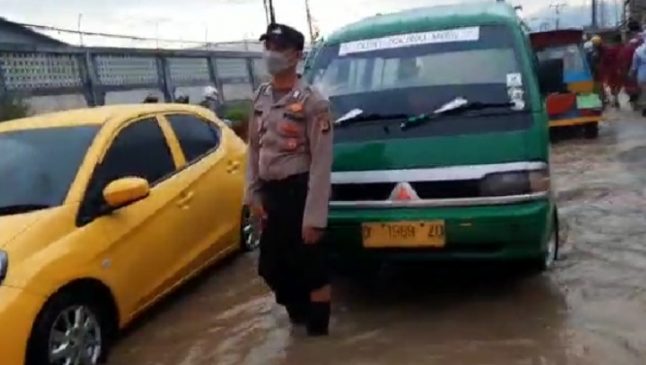 Polisi Pantau Langsung Banjir di Depan PT. Kahatex Cikancung