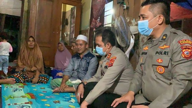 Polisi Silaturahmi dan Takziah ke Orang Tua Korban Laka Lantas Moge
