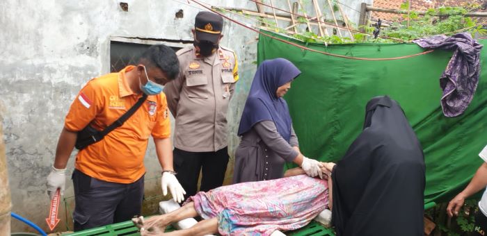Polisi dan Tim Inafis Datangi Penemuan Mayat Perempuan Mengambang di Kolam