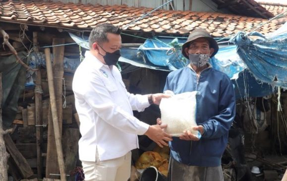 Ringankan Beban di Masa Pandemi, Polisi Bagikan Sembako ke Warga di Indramayu