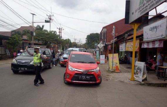 Sat Lantas Polsek Seltim Tertibkan Disiplin Pengemudi, Guna Amankan Penyeberang Jalan