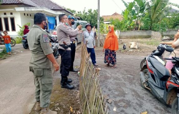 Sukseskan Program Pemerintah, Polisi Door to Door Ajak Warga Mengikuti Vaksinasi