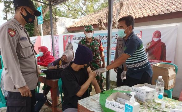 Sukseskan Vaksinasi, Polisi Bersama Babinsa Laksanakan Monitoring Vaksinasi