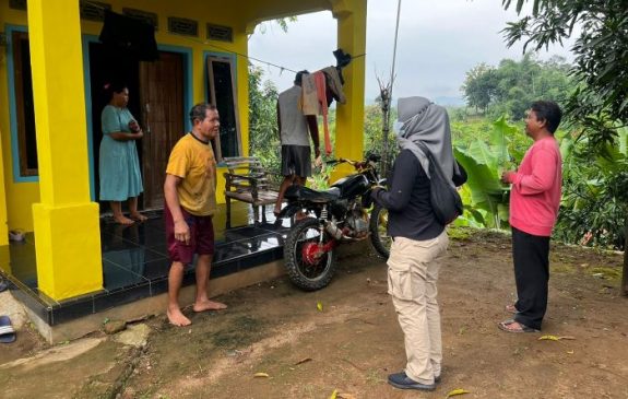 Sukseskan Vaksinasi, Polisi Door to Door Jemput Warga untuk Vaksinasi