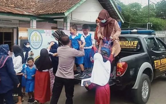 TNI-POLRI Bersinergi Sukseskan Vaksinasi dengan Jemput Anak yang Akan Divaksin