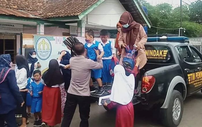 TNI-POLRI Bersinergi Sukseskan Vaksinasi dengan Jemput Anak yang Akan Divaksin