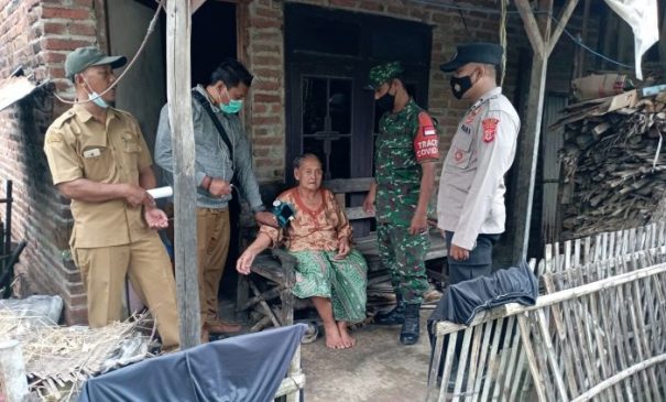 Vaksinasi Door to door Polisi Sasar Lansia di Wilayah Indramayu