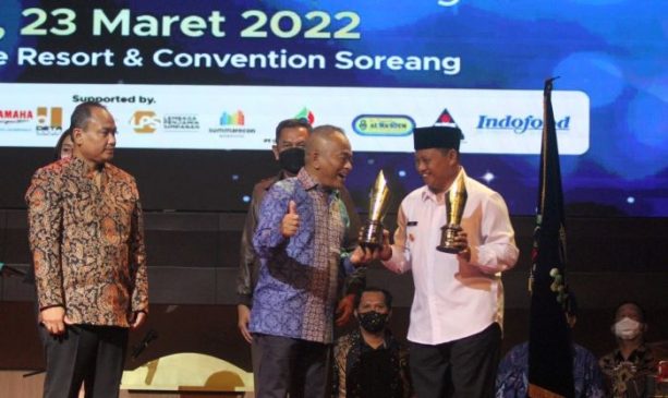 Wagub Jabar, Uu Raih Penghargaan Anugerah Pupuhu Pangaping di Malam Puncak HPN Tingkat Jabar