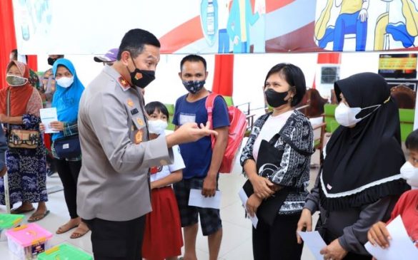 Waka Polda Jabar Pantau Vaksinasi Covid-19 di Alun-Alun Subang