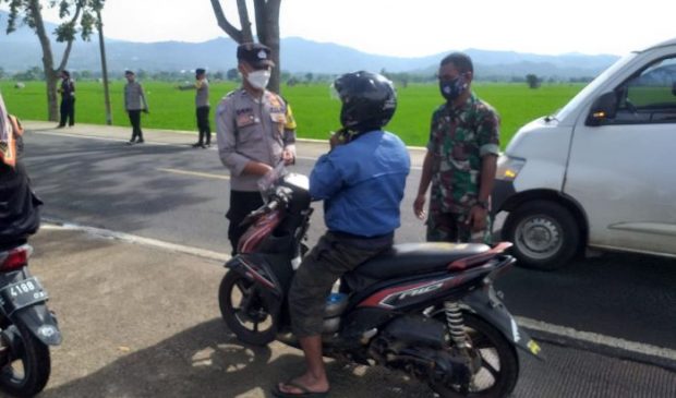 Wujud Sinergitas TNI-Polri Dalam Upaya Tingkatkan Disiplin Prokes, Bagikan Masker untuk Masyarakat