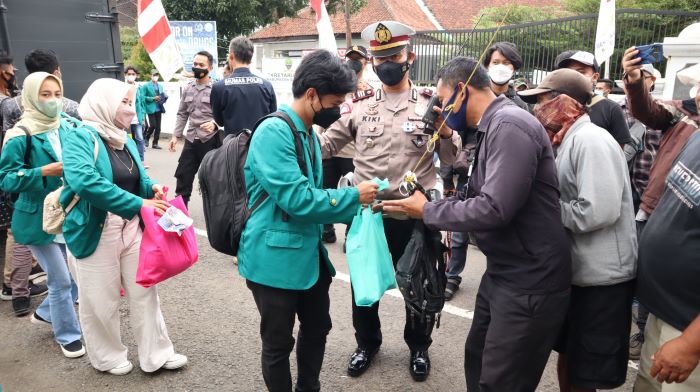 Aksi Gabungan Elemen Mahasiswa Sumedang Berakhir Damai, Mahasiwa Bagikan Sembako kepada Para PKL