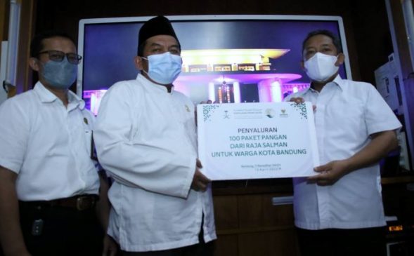 Baznas Bersama Pemkot Bandung Salurkan 100 Paket Sembako Bantuan Dari Raja Arab Salman