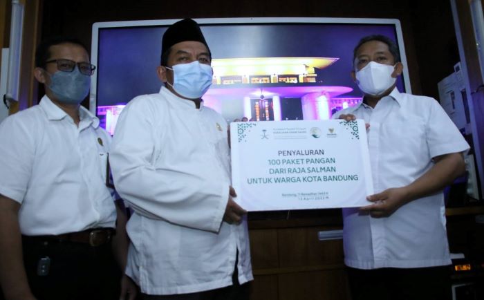 Baznas Bersama Pemkot Bandung Salurkan 100 PAket Sembako Bantuan Dari Raja Arab Salman