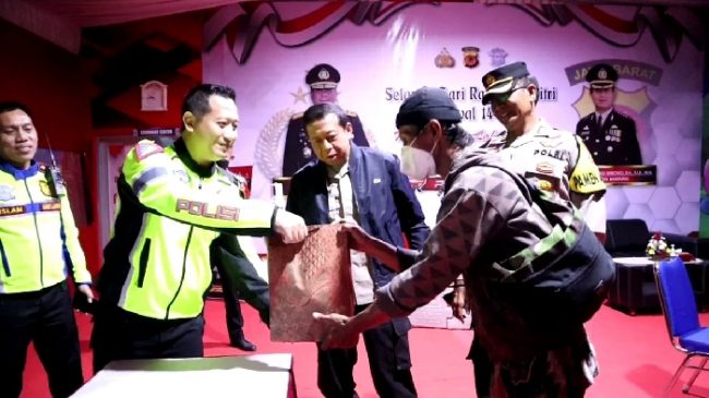 Polisi Layani Pemudik yang Menggunakan Sepeda