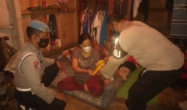 Unik, Polisi Membangunkan Sahur Sambil Berbagi Minyak Goreng, di Kelurahan Sindangsari