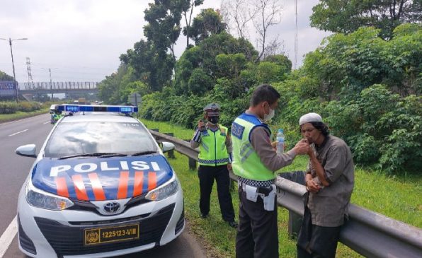 Polisi Tolong ODGJ yang Berjalan Kaki di Jalur Cepat Tol KM 3 Pasteur
