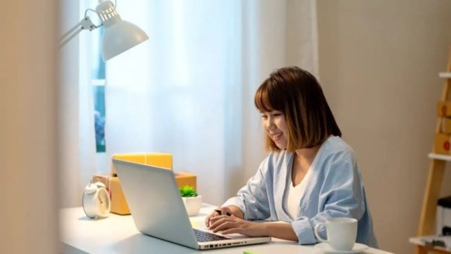 Ini 8 Ide Outfit Santai Untuk Momen Work From Office