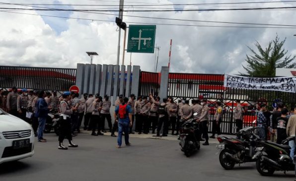 Ini Pertimbangan Polisi Harus Padamkan Api Saat Aksi Demo Mahasiswa di Pintu Gerbang Depo Pertamina Tasikmalaya