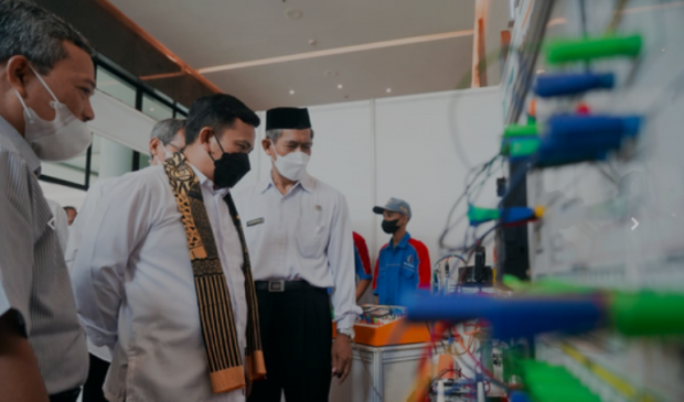 Kadisdik Jabar Secara Resmi Buka ‘Bekasi Job Fair dan Education Fair 2022’