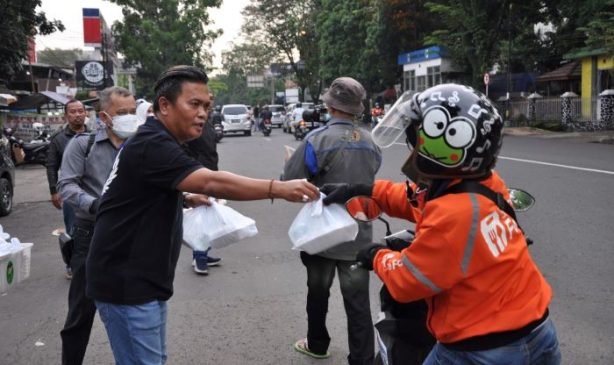 Kadiskominfo Apresiasi Program Berbagi Takjil PWI Kota Bandung