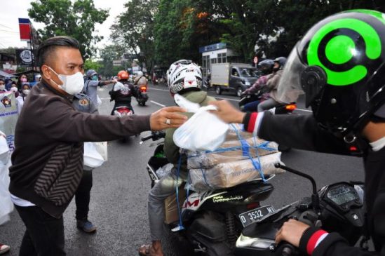Kali Kedua PWI, IKWI Kota Bandung dan SMSI Jabar Bagikan 300 Paket Makanan Siap Saji