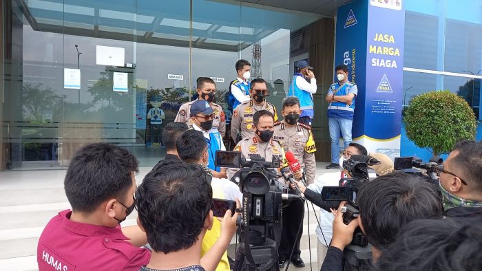 Kapolda Jabar Cek Arus Lalu Lintas dan Kepadatan Jalan Tol di KM 70 Cikatama