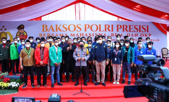 Kapolri Bagikan Baksos Bersama Mahasiswa dan Pemuda di Slum Area