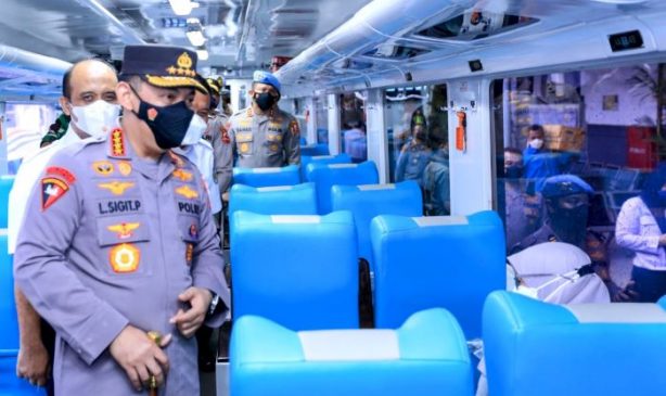 Kapolri Tinjau Stasiun Pasar Senen, Imbau Warga Mudik Sebelum 28 April 2022