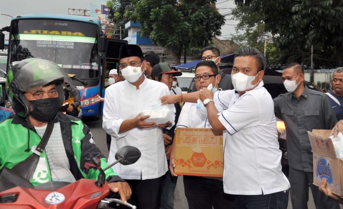 Ketua DPRD Berikan Tausyiah dan Ikut Bagikan Takjil Bersama PWI Kota Bandung2