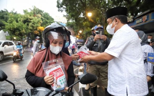 Ngabuburit Bagikan Takjil, Yana Ajak Warga Kota Bandung Taat Bayar Pajak