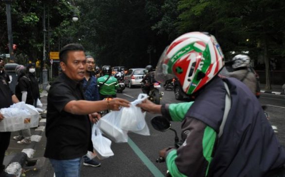 PWI, IKWI Kota Bandung dan SMSI Jawa Barat Kembali Bagikan Takjil di Jalan Merdeka