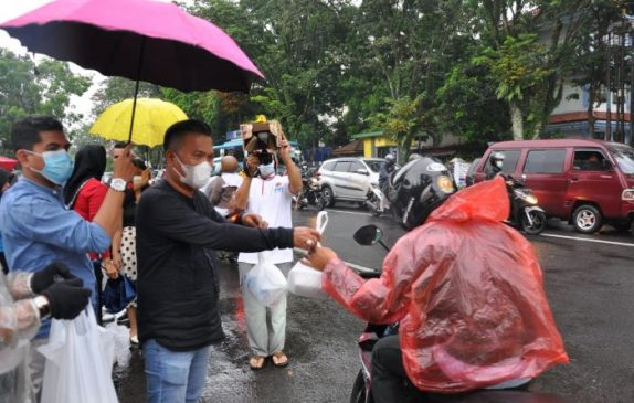 PWI dan IKWI Kota Bandung Kembali Bagikan Takjil di Bulan Ramadhan