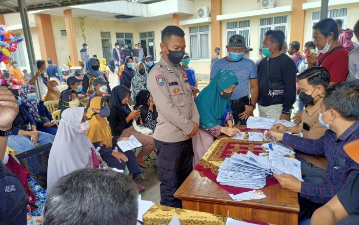 Pastikan Prokes Covid-19, Polisi Monitoring Pembagian Kartu ATM BLT DD di Kecamatan Rajagaluh