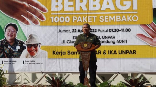 Pemkot Bandung Bagikan Seribu Paket Sembako Kepada Masyarakat