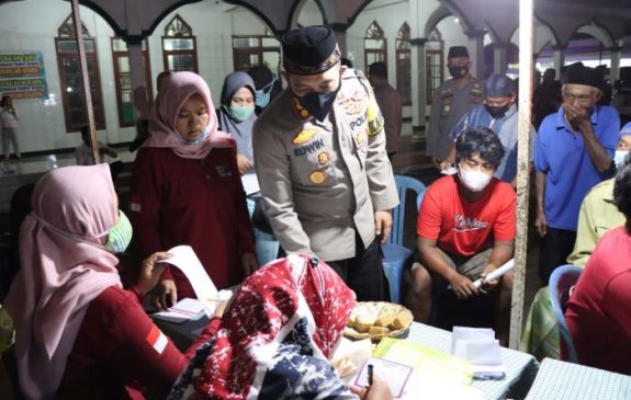Percepat Vaksinasi, Polisi Gelar Vaksin Malam Hari di Halaman Mesjid Al-Hidayah