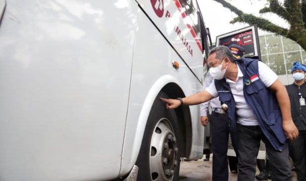 Persiapan Mudik, Yana Mulyana Cek Langsung Kondisi Bus di Terminal Leuwipanjang