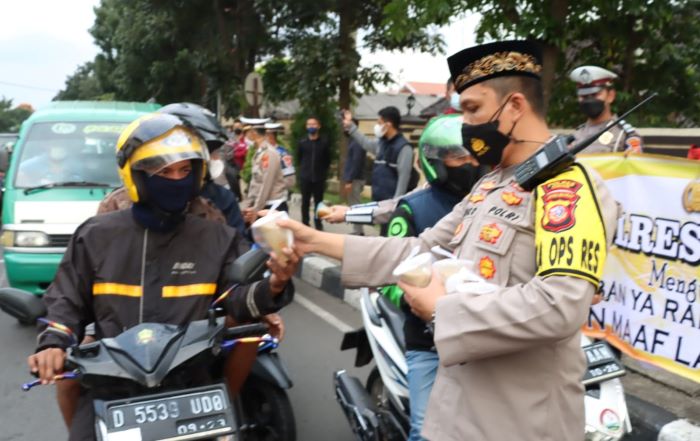 Polisi Bagi-Bagi Takjil Kepada Masyarakat di Bulan Puasa