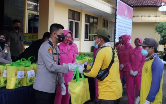 Polisi Berbagi Bingkisan Kepada Petugas Kebersihan Kabupaten Sukabumi