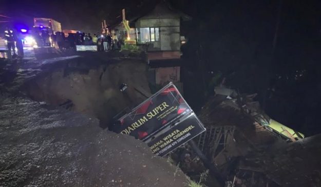 Polisi Berikan Bansos Kepada Korban Banjir di Kecamatan Sumedang Selatan