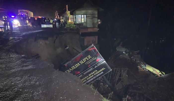 Polisi Berikan Bansos Kepada Korban Banjir di Kecamatan Sumedang Selatan