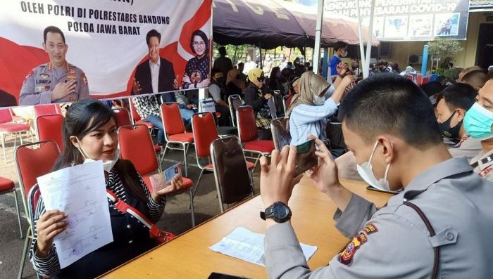 Polisi Distribusikan Bantuan Tunai Kepada PKL