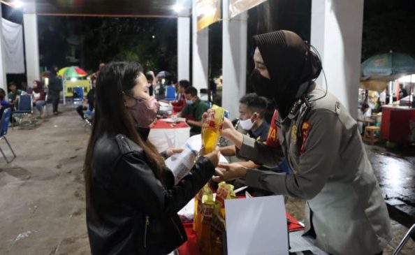Polisi Gebyar Vaksinasi Booster dan Berbagi Minyak Goreng di Alun Alun Sukabumi
